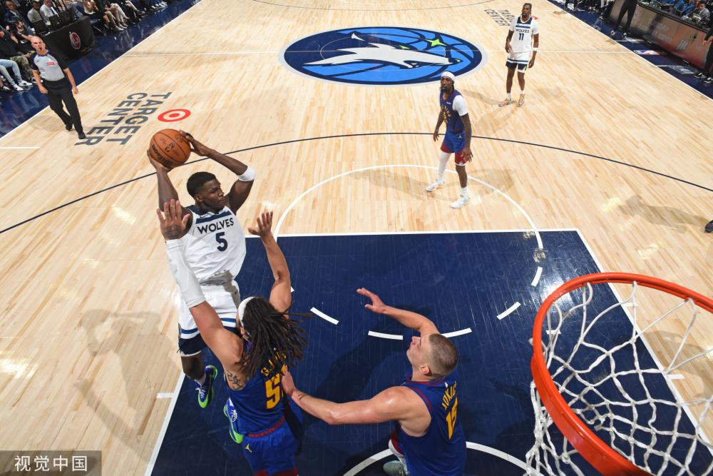 何展现出中 何展现出中